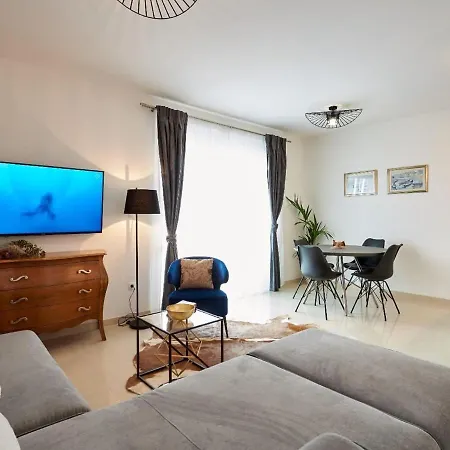 Enticing In Near Seabeach Holiday home